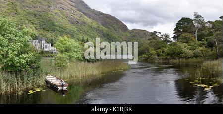 Kylemore Abbey (irisch: Mainistir na Coille Móire) ein Benediktinerkloster im Jahre 1920 auf dem Gelände der Kylemore Schloss, Connemara, County Galway, gegründet. Stockfoto