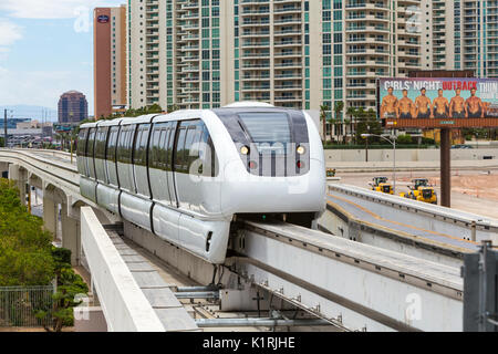 Eine Einschienenbahn kommt an der SLS-Station in Las Vegas, Nevada. Stockfoto