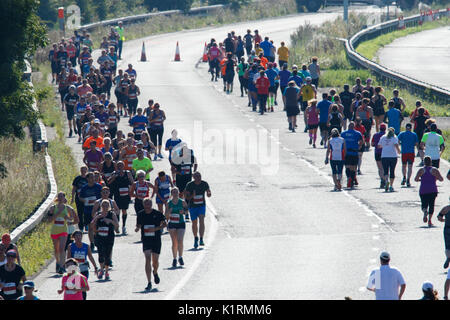 Severn Bridge Halbmarathon, South Glouceshire, UK. 27 Aug, 2017. UK Wetter: Über 2500 Läufer nehmen an den jährlichen Severn Bridge Halbmarathon auf der M48, beginnend und endend an der Walisischen Seite. Die Veranstaltung begann um 9:00 Uhr mit einem separaten 10 k laufen, bei 9:45, mit vielen Laufen für Nächstenliebe. Credit: Andrew Bartlett/Alamy leben Nachrichten Stockfoto