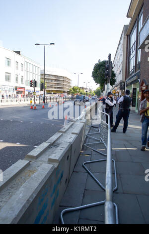 Notting Hill, Großbritannien. 27 Aug, 2017. Hohe Sicherheit ist in Notting Hill Carnival in London deutlich. Der Karneval findet in den nächsten zwei Tagen mit Parade der Kinder statt, nachdem die Farbe werfen, die sich erst am frühen Morgen. Credit: Keith Larby/Alamy leben Nachrichten Stockfoto