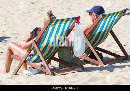 Bournemouth, Dorset, Großbritannien. 27 Aug, 2017. UK Wetter: schön warmen sonnigen Tag in Bournemouth Strände, bei steigenden Temperaturen und Besucher Kopf zum Meer die Sonne für die lange Bank Holiday Wochenende zu machen. Die Strände waren immer sehr früh am Morgen als Menschen gehen Sie früh hin, um einen guten Platz zu ergattern. Credit: Carolyn Jenkins/Alamy leben Nachrichten Stockfoto