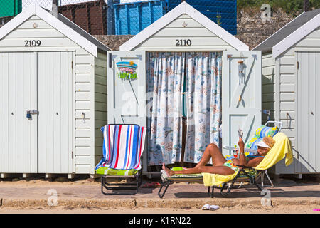 Bournemouth, Dorset, Großbritannien. 27 Aug, 2017. UK Wetter: schön warmen sonnigen Tag in Bournemouth Strände, bei steigenden Temperaturen und Besucher Kopf zum Meer die Sonne für die lange Bank Holiday Wochenende zu machen. Die Strände waren immer sehr früh am Morgen als Menschen gehen Sie früh hin, um einen guten Platz zu ergattern. Credit: Carolyn Jenkins/Alamy leben Nachrichten Stockfoto