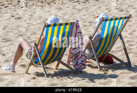 Bournemouth, Dorset, Großbritannien. 27 Aug, 2017. UK Wetter: schön warmen sonnigen Tag in Bournemouth Strände, bei steigenden Temperaturen und Besucher Kopf zum Meer die Sonne für die lange Bank Holiday Wochenende zu machen. Die Strände waren immer sehr früh am Morgen als Menschen gehen Sie früh hin, um einen guten Platz zu ergattern. Credit: Carolyn Jenkins/Alamy leben Nachrichten Stockfoto