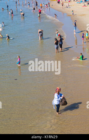 Bournemouth, Dorset, Großbritannien. 27 Aug, 2017. UK Wetter: schön warmen sonnigen Tag in Bournemouth Strände, bei steigenden Temperaturen und Besucher Kopf zum Meer die Sonne für die lange Bank Holiday Wochenende zu machen. Die Strände waren immer sehr früh am Morgen als Menschen gehen Sie früh hin, um einen guten Platz zu ergattern. Credit: Carolyn Jenkins/Alamy leben Nachrichten Stockfoto