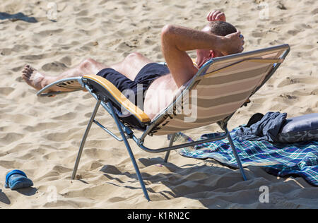 Bournemouth, Dorset, Großbritannien. 27 Aug, 2017. UK Wetter: schön warmen sonnigen Tag in Bournemouth Strände, bei steigenden Temperaturen und Besucher Kopf zum Meer die Sonne für die lange Bank Holiday Wochenende zu machen. Die Strände waren immer sehr früh am Morgen als Menschen gehen Sie früh hin, um einen guten Platz zu ergattern. Credit: Carolyn Jenkins/Alamy leben Nachrichten Stockfoto