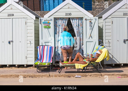 Bournemouth, Dorset, Großbritannien. 27 Aug, 2017. UK Wetter: schön warmen sonnigen Tag in Bournemouth Strände, bei steigenden Temperaturen und Besucher Kopf zum Meer die Sonne für die lange Bank Holiday Wochenende zu machen. Die Strände waren immer sehr früh am Morgen als Menschen gehen Sie früh hin, um einen guten Platz zu ergattern. Credit: Carolyn Jenkins/Alamy leben Nachrichten Stockfoto