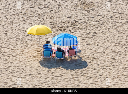 Bournemouth, Dorset, Großbritannien. 27 Aug, 2017. UK Wetter: schön warmen sonnigen Tag in Bournemouth Strände, bei steigenden Temperaturen und Besucher Kopf zum Meer die Sonne für die lange Bank Holiday Wochenende zu machen. Die Strände waren immer sehr früh am Morgen als Menschen gehen Sie früh hin, um einen guten Platz zu ergattern. Credit: Carolyn Jenkins/Alamy leben Nachrichten Stockfoto