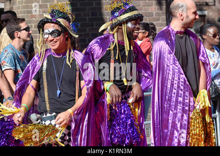 London, Großbritannien. 27 Aug, 2017. Darsteller am Tag der Familie am Notting Hill Carnival. Über eine Million Revellers werden erwartet, Europas größte Straßenfest, die über die Bank Holiday Wochenende zu besuchen. Credit: Stephen Chung/Alamy leben Nachrichten Stockfoto