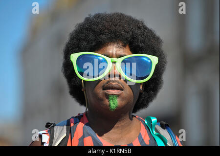 London, Großbritannien. 27 Aug, 2017. Darsteller am Tag der Familie am Notting Hill Carnival. Über eine Million Revellers werden erwartet, Europas größte Straßenfest, die über die Bank Holiday Wochenende zu besuchen. Credit: Stephen Chung/Alamy leben Nachrichten Stockfoto