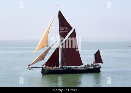 Southend-on-Sea, Großbritannien. 27 Aug, 2017. Die 54. jährliche Southend Pier Barge übereinstimmen. Die Lastkähne Segel runden einen Kurs in der Mündung der Themse mit Start und Ziel an der Pier Head. Die Lastkähne werden meist Segeln werden zwischen West Leigh Mitte Boje im Westen und Süden Shoebury Boje im Osten. Die Lastkähne Rennen in bis zu 3 getrennte Klassen. Penelope Barritt/Alamy leben Nachrichten Stockfoto