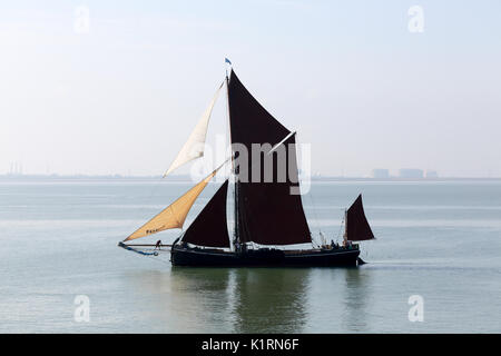 Southend-on-Sea, Großbritannien. 27 Aug, 2017. Die 54. jährliche Southend Pier Barge übereinstimmen. Die Lastkähne Segel runden einen Kurs in der Mündung der Themse mit Start und Ziel an der Pier Head. Die Lastkähne werden meist Segeln werden zwischen West Leigh Mitte Boje im Westen und Süden Shoebury Boje im Osten. Die Lastkähne Rennen in bis zu 3 getrennte Klassen. Penelope Barritt/Alamy leben Nachrichten Stockfoto