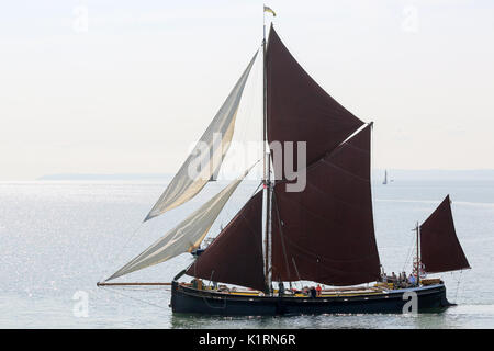 Southend-on-Sea, Großbritannien. 27 Aug, 2017. Die 54. jährliche Southend Pier Barge übereinstimmen. Die Lastkähne Segel runden einen Kurs in der Mündung der Themse mit Start und Ziel an der Pier Head. Die Lastkähne werden meist Segeln werden zwischen West Leigh Mitte Boje im Westen und Süden Shoebury Boje im Osten. Die Lastkähne Rennen in bis zu 3 getrennte Klassen. Penelope Barritt/Alamy leben Nachrichten Stockfoto