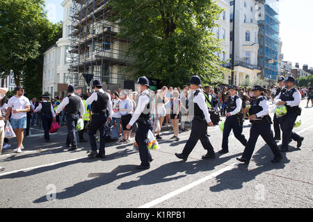 Notting Hill, Großbritannien, 27. August 2017, gibt es ein großes Polizeiaufgebot wie der Notting Hill Carnival Family Day Parade findet in London als Kinder präsentieren Ihre extravaganten Kostümen und Tanz entlang der Karneval Route zu den Rhythmen von Mobile Sound Systeme oder Steel Bands zur Verfügung © Keith Larby/Alamy leben Nachrichten Stockfoto