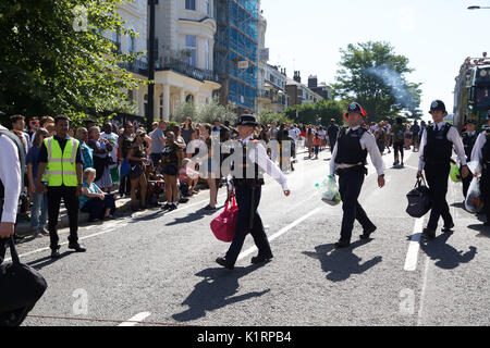 Notting Hill, Großbritannien, 27. August 2017, gibt es ein großes Polizeiaufgebot wie der Notting Hill Carnival Family Day Parade findet in London als Kinder präsentieren Ihre extravaganten Kostümen und Tanz entlang der Karneval Route zu den Rhythmen von Mobile Sound Systeme oder Steel Bands zur Verfügung © Keith Larby/Alamy leben Nachrichten Stockfoto