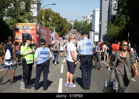 Notting Hill, Großbritannien, 27. August 2017, gibt es ein großes Polizeiaufgebot wie der Notting Hill Carnival Family Day Parade findet in London als Kinder präsentieren Ihre extravaganten Kostümen und Tanz entlang der Karneval Route zu den Rhythmen von Mobile Sound Systeme oder Steel Bands zur Verfügung © Keith Larby/Alamy leben Nachrichten Stockfoto