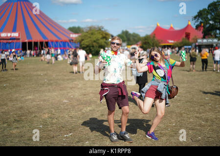 Reading, Großbritannien. 27 Aug, 2017. Festivalbesucher genießen das warme Wetter am 2017 Reading Festival. Foto Datum: Sonntag, 27. August 2017. Photo Credit: Roger Garfield/Alamy leben Nachrichten Stockfoto