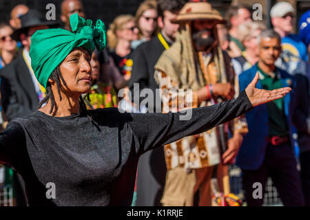 London, Großbritannien. 27 Aug, 2017. Grün ist die Farbe für ausübende Künstler zu erinnern Grenfell. Der Bürgermeister Sadiq Khan bei der Eröffnung - Notting Hill Carnival die jährliche Veranstaltung auf den Straßen des Royal Borough von Kensington und Chelsea, über den August Bank Holiday Wochenende. Es wird von den Mitgliedern des British West Indian Gemeinschaft geführt und jährlich rund eine Million Menschen jährlich eines der größten Straßenfeste der Welt. Credit: Guy Bell/Alamy leben Nachrichten Stockfoto