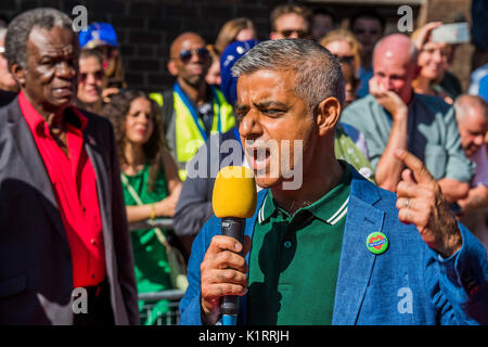 London, Großbritannien. 27 Aug, 2017. Der Bürgermeister Sadiq Khan bei der Eröffnung - Notting Hill Carnival die jährliche Veranstaltung auf den Straßen des Royal Borough von Kensington und Chelsea, über den August Bank Holiday Wochenende. Es wird von den Mitgliedern des British West Indian Gemeinschaft geführt und jährlich rund eine Million Menschen jährlich eines der größten Straßenfeste der Welt. Credit: Guy Bell/Alamy leben Nachrichten Stockfoto