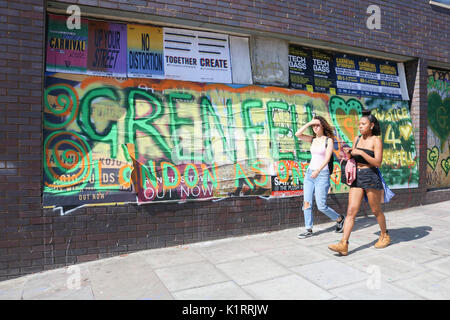 London, Großbritannien. 27 Aug, 2017. Durch die Straßen von Notting Hill würdigte mit Nachrichten der Unterstützung und die Farbe Grün als Zeichen der Erinnerung für die Freunde und Angehörigen der Opfer, die durch die Grenfell Hochhaus Feuer in der West London Credit betroffen waren: Amer ghazzal/Alamy leben Nachrichten Stockfoto