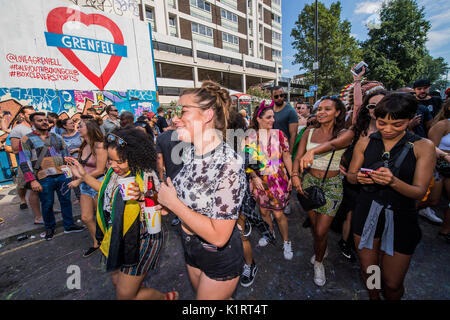 London, Großbritannien. 27 Aug, 2017. Notting Hill Carnival die jährliche Veranstaltung auf den Straßen des Royal Borough von Kensington und Chelsea, über den August Bank Holiday Wochenende. Es wird von den Mitgliedern des British West Indian Gemeinschaft geführt und jährlich rund eine Million Menschen jährlich eines der größten Straßenfeste der Welt. Credit: Guy Bell/Alamy leben Nachrichten Stockfoto