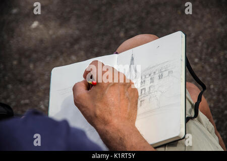 Barcelona, Spanien. 27 Aug, 2017. Ein Mann gesehen Skizzieren auf seinem Notebook in Vorbereitung für die Erstellung eines der Gebäude an der Plaza Catalunya. Barcelona Urban Sketchers Hommage an die Opfer des Terroranschlags von Barcelona und Cambrils unter dem Slogan "Ich fürchte mich nicht. Zeichnung auf der Straße Quelle: SOPA Images Limited/Alamy leben Nachrichten Stockfoto