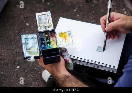 Barcelona, Spanien. 27 Aug, 2017. Ein Mann hält seine Box von Farben und beginnt seine Zeichnung. Barcelona Urban Sketchers Hommage an die Opfer des Terroranschlags von Barcelona und Cambrils unter dem Slogan "Ich fürchte mich nicht. Zeichnung auf der Straße 'Credit: SOPA Images Limited/Alamy leben Nachrichten Stockfoto