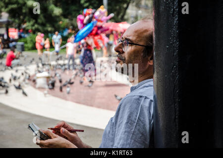 Barcelona, Spanien. 27 Aug, 2017. Eine junge, urbane, Sketcher gesehen seine Skizze. Barcelona Urban Sketchers Hommage an die Opfer des Terroranschlags von Barcelona und Cambrils unter dem Slogan "Ich fürchte mich nicht. Zeichnung auf der Straße'. Credit: SOPA Images Limited/Alamy leben Nachrichten Stockfoto