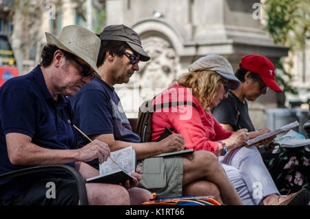 Barcelona, Spanien. 27 Aug, 2017. Vier städtische sketchers gesehen zeichnen, während auf einer Bank sitzen. Barcelona Urban Sketchers Hommage an die Opfer des Terroranschlags von Barcelona und Cambrils unter dem Slogan "Ich fürchte mich nicht. Zeichnung auf der Straße 'Credit: SOPA Images Limited/Alamy leben Nachrichten Stockfoto