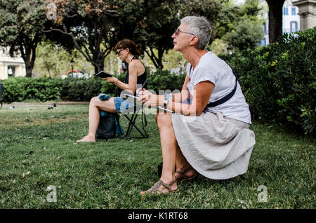 Barcelona, Spanien. 27 Aug, 2017. Zwei Frauen ziehen auf dem Gras. Barcelona Urban Sketchers Hommage an die Opfer des Terroranschlags von Barcelona und Cambrils unter dem Slogan "Ich fürchte mich nicht. Zeichnung auf der Straße 'Credit: SOPA Images Limited/Alamy leben Nachrichten Stockfoto