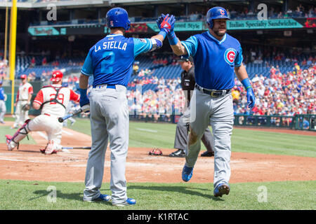 27. August 2017: Chicago Cubs Ben Zobrist (18) feiert seinen Lauf mit Tommy La Stella (2) Während der MLB Spiel zwischen den Chicago Cubs und Philadelphia Phillies am Citizens Bank Park in Philadelphia, Pennsylvania. Christopher Szagola/CSM Stockfoto