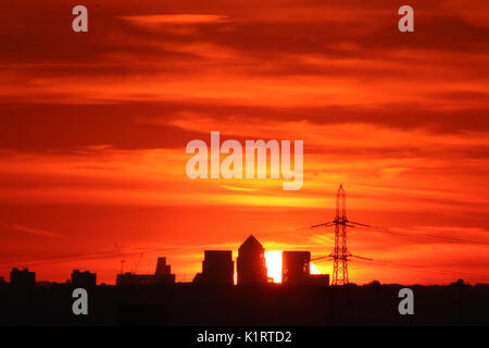 London, Vereinigtes Königreich. 27 August, 2017. Sonnenuntergang hinter dem Canary Wharf und der Londoner City Skyline heute Abend ab 14 Meilen entfernt in Kent gesehen. Rob Powell/Alamy leben Nachrichten Stockfoto