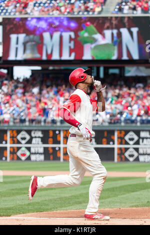 Philadelphia, Pennsylvania, USA. 27 Aug, 2017. 27. August 2017: Philadelphia Phillies rechter Feldspieler Nick Williams (5) reagiert während der MLB Spiel zwischen den Chicago Cubs und Philadelphia Phillies am Citizens Bank Park in Philadelphia, Pennsylvania, zu seinem Haus laufen. Christopher Szagola/CSM Credit: Cal Sport Media/Alamy leben Nachrichten Stockfoto