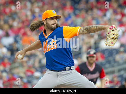 Washington, District of Columbia, USA. 26 Aug, 2017. New York Mets Krug Robert Gsellman (65) Plätze im ersten Inning gegen die Washington Nationals an den Angehörigen Park in Washington, DC am Samstag, den 26. August 2017. Quelle: Ron Sachs/CNP. Credit: Ron Sachs/CNP/ZUMA Draht/Alamy leben Nachrichten Stockfoto