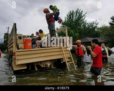 Der nationalgarde rescue Bewohner nach massive Überflutungen aus Regen überschwemmt Straßen und Gebäude in der ganzen Stadt gestrandet nach Hurrikan Harvey der Texas Küste 27. August 2016 in Houston, Texas. Stockfoto