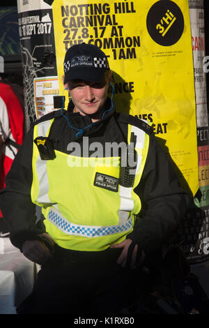 London, Großbritannien. 27 Aug, 2017. Ein Polizist an der Notting Hill Carnival. Credit: Thabo Jaiyesimi/Alamy leben Nachrichten Stockfoto