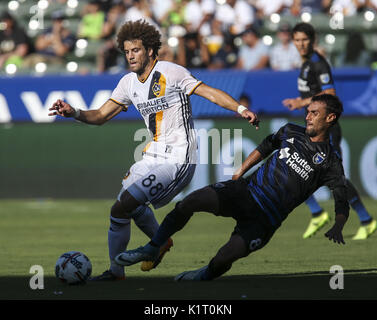 Los Angeles, Kalifornien, USA. 27 Aug, 2017. Los Angeles Galaxy Joao Pedro (88) und San Jose Earthquakes Chris Wondolowski (8) Kampf um den Ball während ein MLS Fußball Spiel Sonntag, 27. August 2017 in Los Angeles. Die Erdbeben gewann 3-0. Credit: Ringo Chiu/ZUMA Draht/Alamy leben Nachrichten Stockfoto