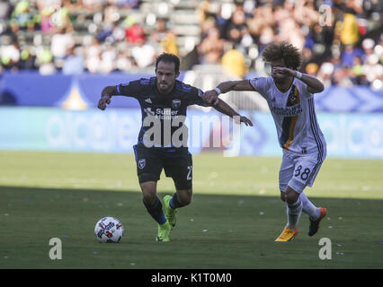 Los Angeles, Kalifornien, USA. 27 Aug, 2017. San Jose Earthquakes Marco Urene (21) ist durch Los Angeles Galaxy Joao Pedro verteidigt (88) Während ein MLS Fußball Spiel Sonntag, 27. August 2017 in Los Angeles. Die Erdbeben gewann 3-0. Credit: Ringo Chiu/ZUMA Draht/Alamy leben Nachrichten Stockfoto