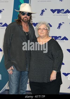 Inglewood, CA. 27 Aug, 2017. Billy Ray Cyrus, Susan Bro in der Ankunftshalle für MTV Video Music Awards (VMAs) 2017 - Ankunft 2, das Forum, Inglewood, CA August 27, 2017. Credit: Priscilla Grant/Everett Collection/Alamy leben Nachrichten Stockfoto
