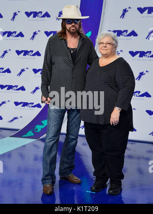 Billy Ray Cyrus und Susan Bro (Mama von Heather Heyer) Ankunft bei den MTV VMA 2017 (Music Awards) an der Great Western Forum in Los Angeles. August 27, 2017. Stockfoto