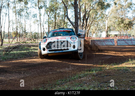 Avoca, Australien. 27 Aug, 2017. MELBOURNE, AUSTRALIEN - 27. August: Eli Evans und Glen Weston in einem Mini Cooper während der Viktorianischen Rally Championship 2017, Runde 3 des Leechs Mitsubishi Pyrenäen Rush, Australien am 27. August 2017. Credit: Dave Hewison Sport/Alamy leben Nachrichten Stockfoto