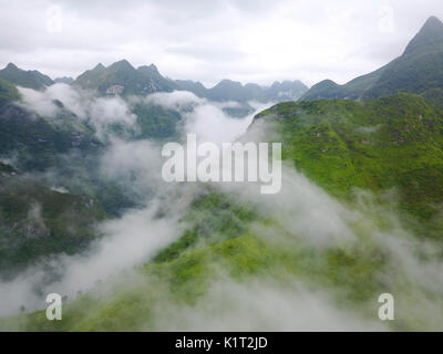 China. 27 Aug, 2017. Guizhou, China-27.August 2017: (redaktionelle Verwendung. CHINA). Nebel umhüllt Berge in Wangmo County, im Südwesten Chinas Provinz Guizhou, August 27th, 2017. Credit: SIPA Asien/ZUMA Draht/Alamy leben Nachrichten Stockfoto