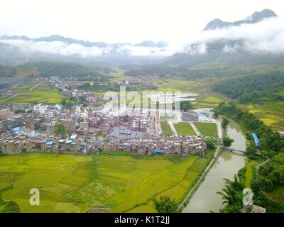 China. 27 Aug, 2017. Guizhou, China-27.August 2017: (redaktionelle Verwendung. CHINA). Nebel umhüllt Berge in Wangmo County, im Südwesten Chinas Provinz Guizhou, August 27th, 2017. Credit: SIPA Asien/ZUMA Draht/Alamy leben Nachrichten Stockfoto