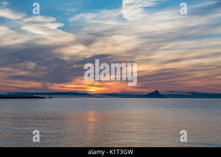 Penzance und Marazion, Cornwall, UK. 28. August 2017. UK Wetter. Am frühen Morgen Nebel begann bei Sonnenaufgang über St. Michaels Mount, wo der rote Fluss, der ins Meer läuft mit Marazion zu heben. Wie von Penzance gesehen, dann der Strand von Marazion kurz nach Sonnenaufgang. Foto: Simon Maycock/Alamy leben Nachrichten Stockfoto