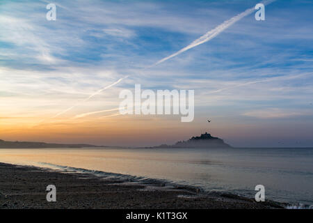 Penzance und Marazion, Cornwall, UK. 28. August 2017. UK Wetter. Am frühen Morgen Nebel begann bei Sonnenaufgang über St. Michaels Mount, wo der rote Fluss, der ins Meer läuft mit Marazion zu heben. Wie von Penzance gesehen, dann der Strand von Marazion kurz nach Sonnenaufgang. Foto: Simon Maycock/Alamy leben Nachrichten Stockfoto