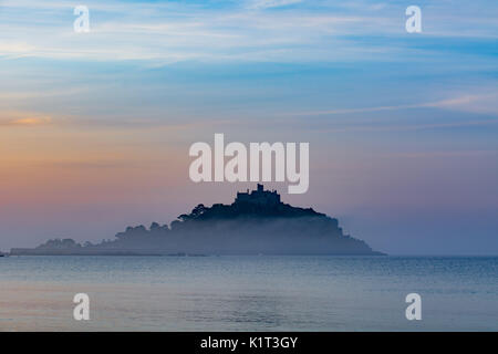 Penzance und Marazion, Cornwall, UK. 28. August 2017. UK Wetter. Am frühen Morgen Nebel begann bei Sonnenaufgang über St. Michaels Mount, wo der rote Fluss, der ins Meer läuft mit Marazion zu heben. Wie von Penzance gesehen, dann der Strand von Marazion kurz nach Sonnenaufgang. Foto: Simon Maycock/Alamy leben Nachrichten Stockfoto