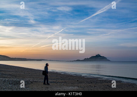 Penzance und Marazion, Cornwall, UK. 28. August 2017. UK Wetter. Am frühen Morgen Nebel begann bei Sonnenaufgang über St. Michaels Mount, wo der rote Fluss, der ins Meer läuft mit Marazion zu heben. Wie von Penzance gesehen, dann der Strand von Marazion kurz nach Sonnenaufgang. Foto: Simon Maycock/Alamy leben Nachrichten Stockfoto