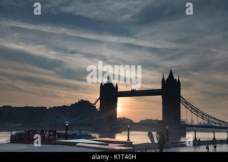 Tower Bridge, London, UK. 28 Aug, 2017. UK Wetter: Warm Bank Holiday Sonnenaufgang an der Tower Bridge. Am frühen Morgen Szenen in der Nähe des Tower von London, Queens entfernt. Credit: WansfordPhoto/Alamy leben Nachrichten Stockfoto