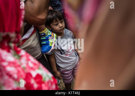 Jakarta, Jakarta, Indonesien. 28 Aug, 2017. Rohingyas und Bangladesch muslimische Kinder stehen außerhalb des UNHCR bei einer Protestaktion vor dem Hohen Kommissar der Vereinten Nationen für Flüchtlinge (UNHCR) Büro in Jakarta, Indonesien am 28. August 2017. Dutzende von Rohingyas und Migranten aus Bangladesch protestiert vor der UNHCR-Büros drängen Myanmars Regierung auf, die Gewalt gegen die Rohingyas Menschen zu stoppen. Tausende der Rohingya Muslime auf der Flucht vor der Gewalt in Myanmar versuchten, der Grenze zu Bangladesch als frisch Kämpfen in Myanmars nordwestlichen Rakhine ausbrachen, Kreuz, Indien heute Repo Stockfoto