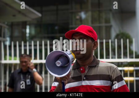 Jakarta, Jakarta, Indonesien. 28 Aug, 2017. Rohingyas und Migranten aus Bangladesch Parolen schreien, wie Sie halten Protest banner Lesung des oberen Rohingya Völkermord", "Betet für die Rohingya', 'Speichern Rohingya', 'Stop Völkermord Rohingya in Myanmar' und 'Festnahme und den Völkermord der Rohingya verfolgen" während eines Protestes vor dem Hohen Kommissar der Vereinten Nationen für Flüchtlinge (UNHCR) Büro in Jakarta, Indonesien am 28. August 2017. Dutzende von Rohingyas und Migranten aus Bangladesch protestiert vor der UNHCR-Büros drängen Myanmars Regierung auf, die Gewalt gegen die Rohingyas Menschen zu stoppen. Tausende der Rohingya Stockfoto