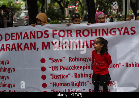 Jakarta, Jakarta, Indonesien. 28 Aug, 2017. Rohingyas und Bangladesch muslimische Kinder stehen außerhalb des UNHCR bei einer Protestaktion vor dem Hohen Kommissar der Vereinten Nationen für Flüchtlinge (UNHCR) Büro in Jakarta, Indonesien am 28. August 2017. Dutzende von Rohingyas und Migranten aus Bangladesch protestiert vor der UNHCR-Büros drängen Myanmars Regierung auf, die Gewalt gegen die Rohingyas Menschen zu stoppen. Tausende der Rohingya Muslime auf der Flucht vor der Gewalt in Myanmar versuchten, der Grenze zu Bangladesch als frisch Kämpfen in Myanmars nordwestlichen Rakhine ausbrachen, Kreuz, Indien heute Repo Stockfoto